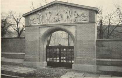 Grisebach, AugustEin Friedhof-Portal von Ernst ... aus