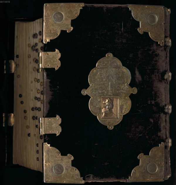 Rückdeckel: Schwarzer Samt, Reliefbildnis des ... from