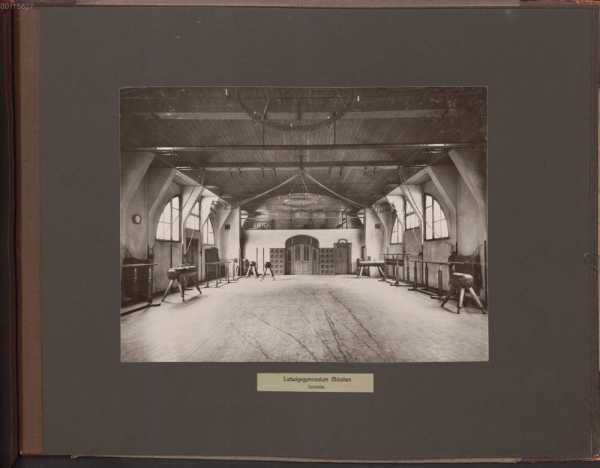 Ludwigsgymnasium München, Turnhalle
 ... from
